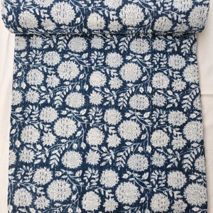 Bellissimo copriletto trapuntato sottile Kantha con stampa floreale indiana fatta a mano, realizzato a mano, in cotone, copriletto Gudri immagine 2