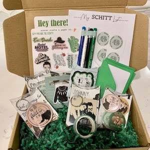 The Schitt's Creek Stationary Gift Box - El mejor regalo para el mejor fan de Schitt's Creek - Bloc de notas personalizable, pegatinas, imán de marcadores