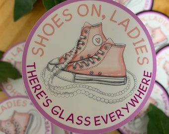 Converses y Perlas Pegatina, Zapatos puestos, Señoras. Hay vidrio por todas partes, empoderamiento de las mujeres, calcomanía de pegatina feminista