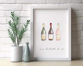 Könnte beinhalten: Ein weißer gerahmter Druck mit einer Aquarell-Illustration von drei Flaschen Wein. Die Flaschen sind grün, rot und rosa. Der Text "une bouteille de vin" ist unten auf dem Druck in schwarzer Kursivschrift geschrieben.
