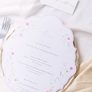 Hermoso menú de boda floral con forma barroca, menú de boda, boda floral, boda con flores silvestres