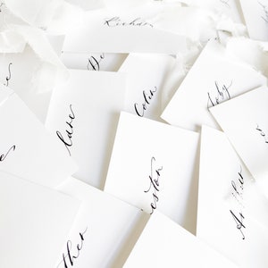 Met lint gebonden Naamkaartjes bruiloft, Naamkaartjes bruiloft, Naamkaartjes bruiloft