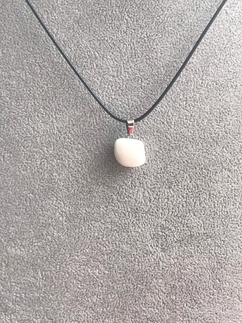 Quarts stone pendant necklace