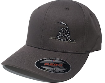 Casquette gris foncé brodée de serpents représentant le drapeau de Gadsden, couleurs tamisées, casquette FLEXFIT 5001