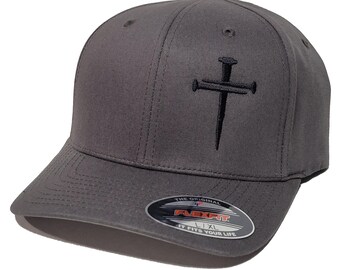 Berretto grigio scuro ricamato con croce cristiana a tre chiodi, cappello FLEXFIT 5001