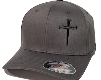 Cappellino FlexFit Christian con croce ricamata a tre chiodi, grigio scuro (XL-2XL) 6277