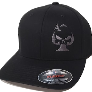Gorra Flexfit Con Bordado De Serpiente Y Bandera De Gadsden - Colores Tenues, Gris Oscuro, Ajuste Stretch, Unisex