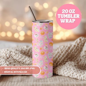 Puede incluir: Un envoltorio para vaso de 20 oz con fondo rosa y un patrón repetido de calabazas, libros, tazas de café, calcetines y cajas de regalo. El vaso tiene una pajita plateada y el texto "20 OZ TUMBLER WRAP" en un círculo rosa.