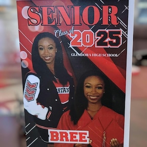 Könnte beinhalten: Eine rote und schwarze Abschlussanzeige für die Klasse von 2025 der Glendora High School. Die Anzeige zeigt zwei lächelnde junge Frauen in rot-schwarzer Abschlussbekleidung. Der Text "Senior Class of 2025 Glendora High School" ist auf der Anzeige gedruckt. Der Name "Bree" ist in Rot auf schwarzem Hintergrund gedruckt.