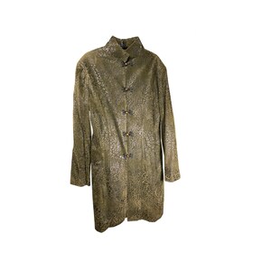 Könnte beinhalten: Eine langärmelige grüne Jacke mit Leopardenmuster und einem Stehkragen. Die Jacke hat fünf Knöpfe auf der Vorderseite.