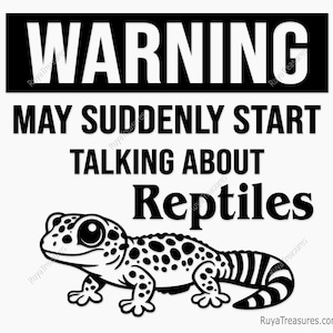 Könnte beinhalten: Ein schwarz-weißes Schild mit dem Wort "WARNING" oben. Darunter steht der Text "MAY SUDDENLY START TALKING ABOUT Reptiles". Am unteren Rand befindet sich ein Cartoon-Gecko.