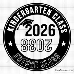 Puede incluir: Gráfico circular en blanco y negro con el texto "KINDERGARTEN CLASS 2026" y "FUTURE CLASS" en negrita, sin serifa. El número "2026" es prominente, con "2038" debajo. Se incluye un gráfico de gorro de graduación.