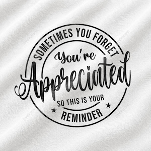 Pode incluir: Uma superfície de tecido branco com um design gráfico circular preto com o texto: SOMETIMES YOU FORGET You're Appreciated SO THIS IS YOUR REMINDER. O design inclui um pequeno coração acima da palavra Appreciated e duas estrelas na parte inferior.