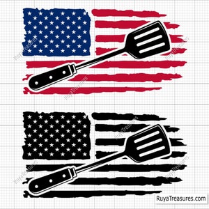 Może przedstawiać: Dwa obrazy szpatułki na tle postarzonej amerykańskiej flagi. Górny obraz jest kolorowy, z niebieskim polem gwiazd i czerwono-białymi pasami. Dolny obraz jest czarno-biały. Adres strony internetowej RuyaTreasures.com znajduje się w prawym dolnym rogu.