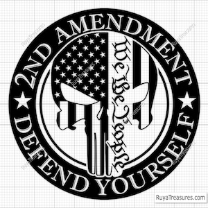 Puede incluir: Gráfico en blanco y negro con un diseño de calavera y un motivo de bandera estadounidense. El texto dice "2ND AMENDMENT DEFEND YOURSELF" y "We the People". El diseño incluye estrellas y rayas.