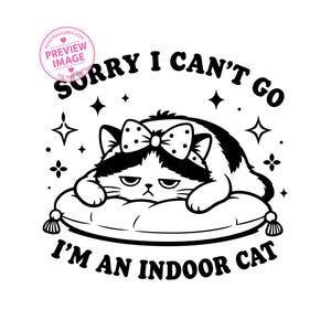 以下が含まれることがあります： 黒と白のイラストで、リボンをつけた不機嫌そうな猫が枕の上にいます。「Sorry I can't go, I'm an indoor cat」と書かれています。星と花の装飾が猫を囲んでいます。