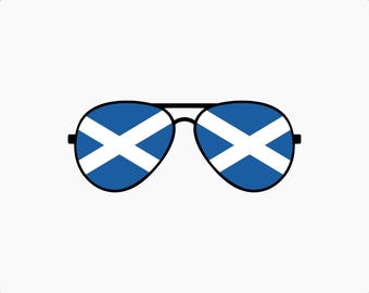 Puede incluir: Gafas de sol tipo aviador con montura negra y lentes estampadas con la bandera de Escocia en azul y blanco. El diseño muestra una cruz diagonal blanca centrada sobre un fondo azul en cada uno de los dos cristales en forma de lágrima.