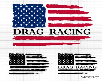 Könnte beinhalten: Ein verzerrtes amerikanisches Flaggen-Design mit dem Text "DRAG RACING" in Schwarz. Die Flagge ist rot, weiß und blau mit einem Grunge-Effekt. Es gibt zwei weitere Schwarzweiß-Versionen des Flaggen-Designs mit dem gleichen Text.