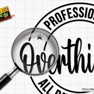 Op de afbeelding: Zwart-wit grafisch ontwerp met een ster en de tekst "Professional Overthin All Day" in een cirkel.