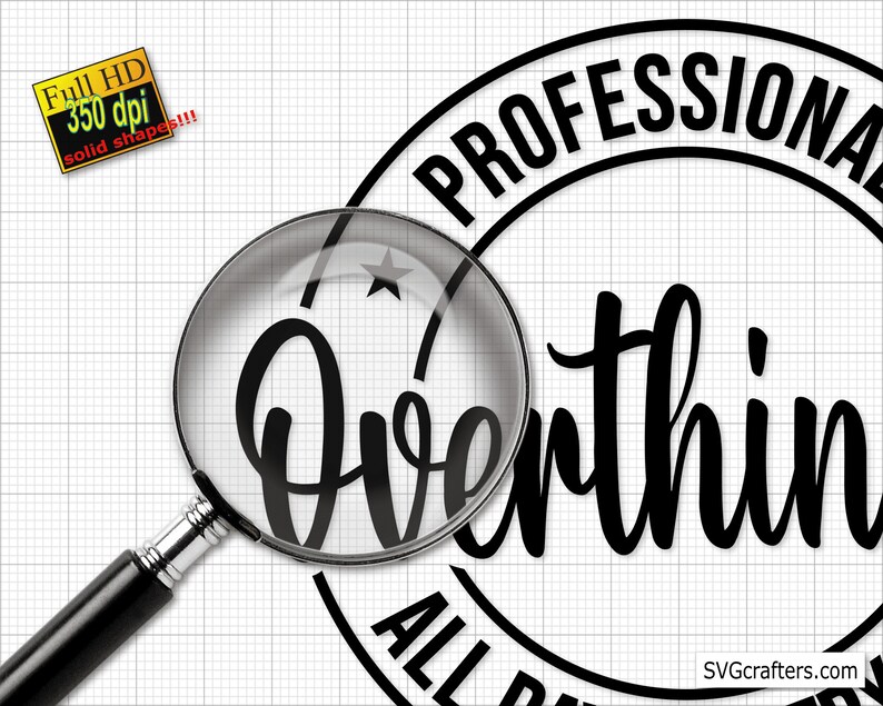 Op de afbeelding: Zwart-wit grafisch ontwerp met een ster en de tekst "Professional Overthin All Day" in een cirkel.