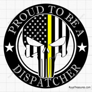 Può includere: Grafica circolare in bianco e nero con un teschio, una bandiera americana e una striscia gialla. Il testo "PROUD TO BE A DISPATCHER" è in un motivo circolare attorno al teschio. Due stelle bianche su entrambi i lati del teschio.