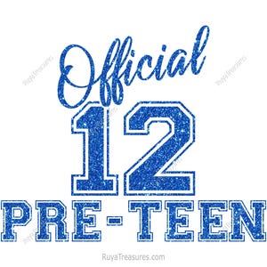 Pode incluir: Gráfico azul brilhante sobre fundo branco com as palavras "Official 12 Pre-Teen". A palavra "Official" está em itálico, enquanto "12" e "PRE-TEEN" estão em fonte de bloco.