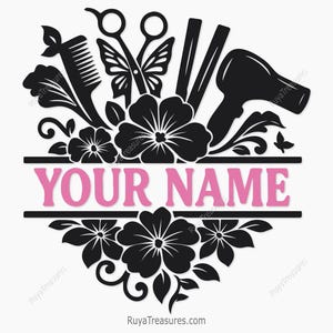 以下が含まれることがあります： 美容ツール、花、蝶をあしらった黒とピンクのグラフィックデザイン。「YOUR NAME」の文字はピンク色です。櫛、ハサミ、ヘアドライヤー、その他のスタイリングツールが含まれています。サロンや美容ビジネスに適したデザインです。