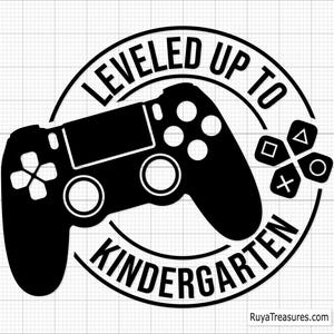 Leveled Up To Kindergarten Svg Png, Pré K Svg 1ª Série Svg, 1ª Série Svg, Volta às Aulas Svg, Pré-escola Svg, Pré-K Svg, Graduação Svg