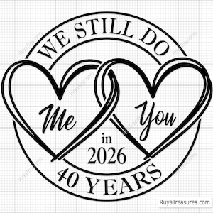 Pode incluir: Design gráfico a preto e branco com dois corações entrelaçados. O texto diz "WE STILL DO" no topo, com "Me" e "You" dentro dos corações, e "in 2026 40 YEARS" na parte inferior. O design é circular.