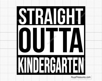 Puede incluir: Diseño gráfico en blanco y negro con el texto "Straight Outta Kindergarten".