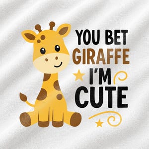Pode incluir: Uma estampa gráfica em tecido branco apresentando uma girafa de desenho animado com pele amarela e manchas marrons. O texto diz YOU BET GIRAFFE I'M CUTE em letras pretas e marrons, acompanhado por duas estrelas amarelas e um elemento decorativo em espiral.