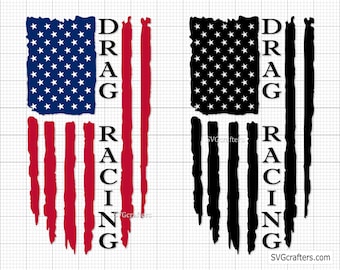 Könnte beinhalten: Ein verzerrtes amerikanisches Flaggen-Design mit dem Wort "DRAG RACING" vertikal auf der rechten Seite. Die Flagge ist rot, weiß und blau mit einem abgenutzten Look.