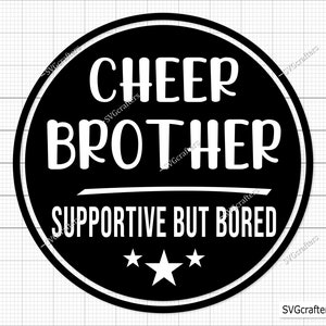 Op de afbeelding: Zwart-wit cirkelontwerp met de tekst "Cheer Brother Supportive But Bored" en drie witte sterren.