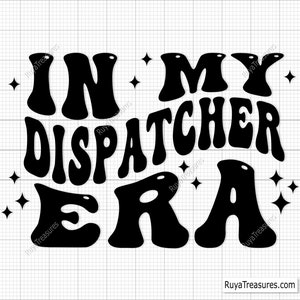 Puede incluir: Diseño gráfico en blanco y negro con el texto "In My Dispatcher Era" en un estilo de fuente retro. El texto está rodeado de pequeñas estrellas.