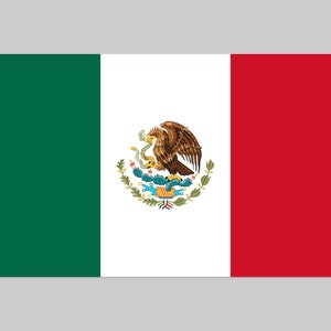 Pode incluir: A bandeira do México apresenta um tricolor horizontal verde, branco e vermelho. A faixa branca tem o brasão nacional, que representa uma águila dourada pousada em um cacto, com uma cobra em seu bico. A águila está em pé sobre uma rocha sobre um corpo de água.