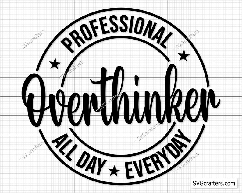 Op de afbeelding: Zwart-wit cirkelvormig ontwerp met de tekst "Professional Overthinker All Day Everyday" in een gestileerd lettertype.