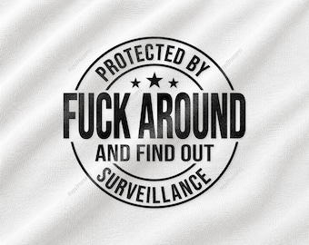 Protetto da "Fottiti e scoprilo" SVG, design divertente del cartello di sicurezza, grafica umoristica sulla sorveglianza, grafica con citazione di avvertimento, file di taglio sarcastico