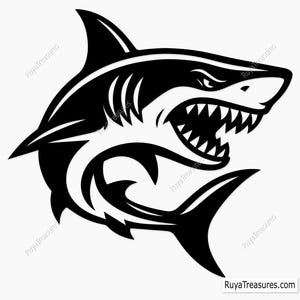 以下が含まれることがあります： 鋭い歯を見せて口を開けたサメの白黒イラスト。サメはダイナミックなポーズで描かれており、背びれと尾が際立っています。「RuyaTreasures.com」のテキストが含まれています。
