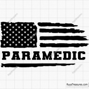 Könnte beinhalten: Schwarz-weißes, abgenutztes Design einer amerikanischen Flagge mit dem Wort "PARAMEDIC" darunter.