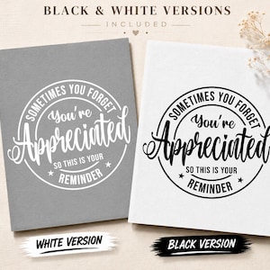 Pu&ograve; includere: Due stampe rettangolari con il design di testo circolare Sometimes You Forget You're Appreciated So This Is Your Reminder. Una stampa mostra testo bianco su sfondo grigio, mentre l'altra mostra testo nero su sfondo bianco.