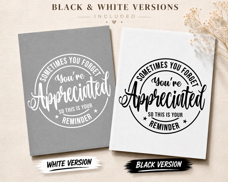 Pu&ograve; includere: Due stampe rettangolari con il design di testo circolare Sometimes You Forget You're Appreciated So This Is Your Reminder. Una stampa mostra testo bianco su sfondo grigio, mentre l'altra mostra testo nero su sfondo bianco.