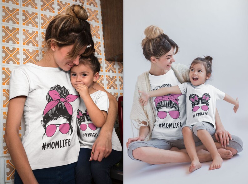 Peut inclure: T-shirts blancs avec des graphiques assortis. Les chemises pr&eacute;sentent le visage d'une femme avec un bandeau rose et des lunettes de soleil, et le texte "#MOM LIFE". Le t-shirt d'un enfant dit "#KID LIFE".