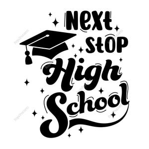 Può includere: Grafica in bianco e nero con la scritta "Next Stop High School" e un cappello di laurea. Il design include forme di stelle su sfondo bianco. Il testo è in un carattere audace e stilizzato.