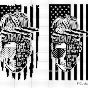 Pode incluir: Design digital preto e branco com um crânio com bandana e óculos de sol. O crânio está sobreposto a uma bandeira americana com o texto "Seu primeiro erro foi... pensar que eu era uma das ovelhas".