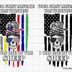Pode incluir: Design gráfico em preto e branco com um crânio usando óculos de sol e um coque desarrumado com uma bandana. O crânio está na frente de uma bandeira americana com finas listras vermelhas, amarelas, azuis e verdes. O texto "Your first mistake was thinking I was one of the sheep" está escrito abaixo do crânio.