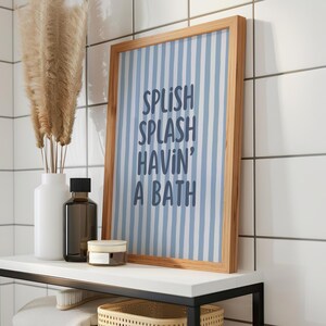 „Splish Splash – Baden im Garten“-Kunstdruck, Retro-Wandbild mit marineblauen Streifen, lustiges Poster mit Badespruch, Kinderbadezimmer-Kunstdruck