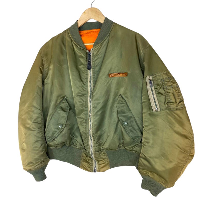 Puede incluir: Una taza de cer&aacute;mica blanca con un asa negra y el texto "But First, Coffee" en negro, en negrita. La taza est&aacute; sobre una superficie blanca.