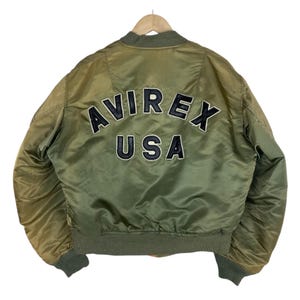 Puede incluir: Juego de tres tazas de cer&aacute;mica con acabado mate moteado. Las tazas son de color crema, gris claro y gris oscuro. Dise&ntilde;o sencillo y minimalista, ideal para caf&eacute; o t&eacute;.