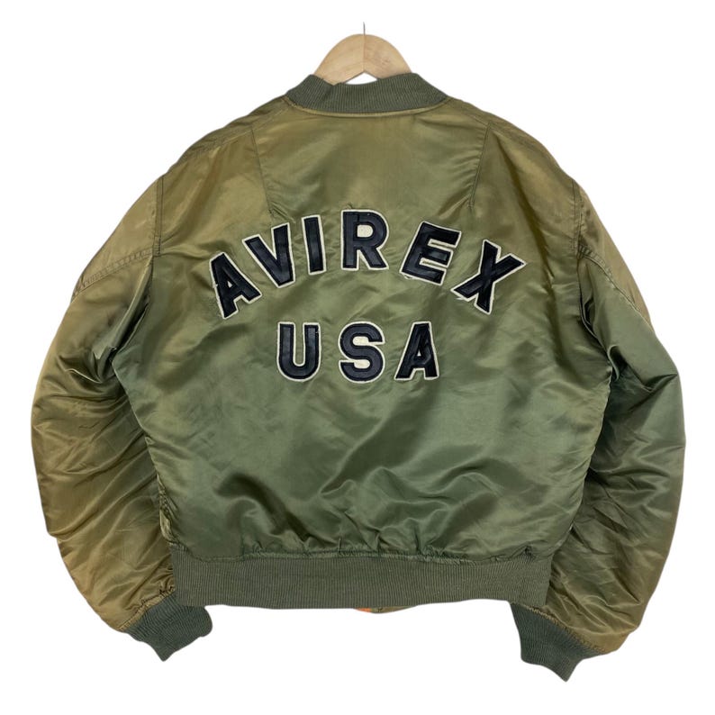 Puede incluir: Juego de tres tazas de cer&aacute;mica con acabado mate moteado. Las tazas son de color crema, gris claro y gris oscuro. Dise&ntilde;o sencillo y minimalista, ideal para caf&eacute; o t&eacute;.