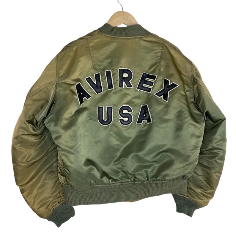 Puede incluir: Una taza de cer&aacute;mica blanca con asa negra y el texto "But First, Coffee" en negrita negra. La taza est&aacute; sobre una superficie blanca. La taza mide aproximadamente 10 cm de alto.